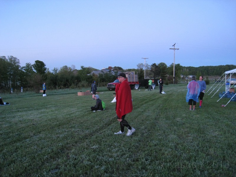 2013 Bayshore Half 014.JPG - The bus dropped me off about 5:30 AM - not many people here yet. More blankets, bags and carboard boxs put to use.